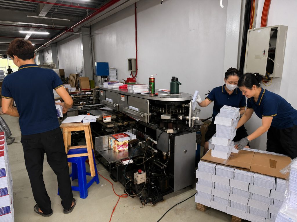 In sách số lượng lớn sử dụng dây chuyền công nghiệp in ấn và gia công thành phẩm
