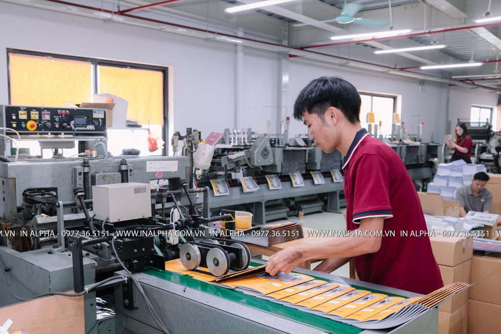 Hệ thống máy ghim kỵ mã liên hợp hiện đại của xưởng in sách